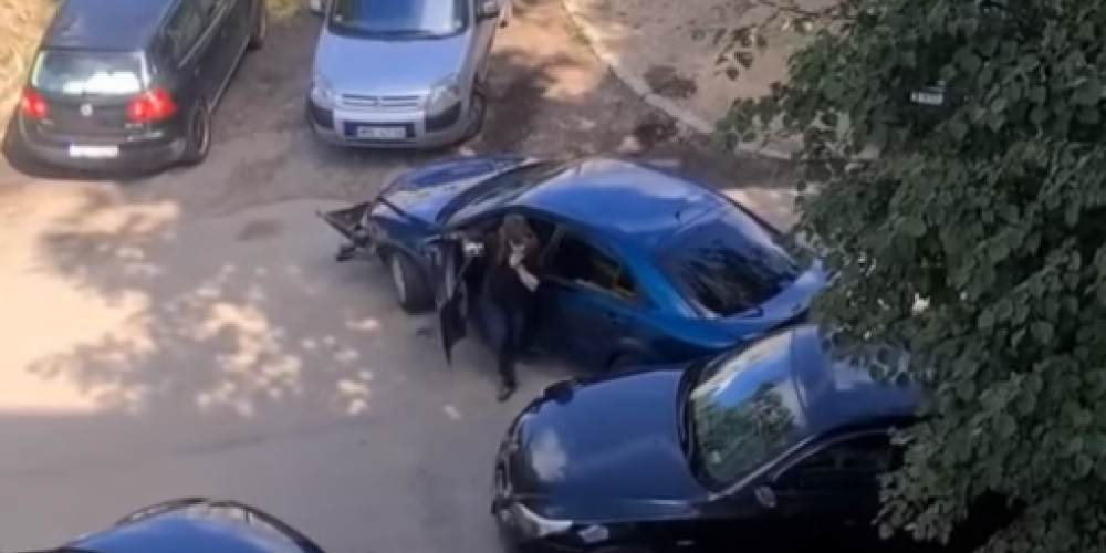 Женщина старалась выехать со двора в Ильгюциемсе: въехала в две машины рядом