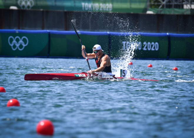 Latvijas smaiļotājs Roberts Akmens trešdien sasniedza Tokijas olimpisko spēļu pusfinālu 200 metru sprinta distancē.