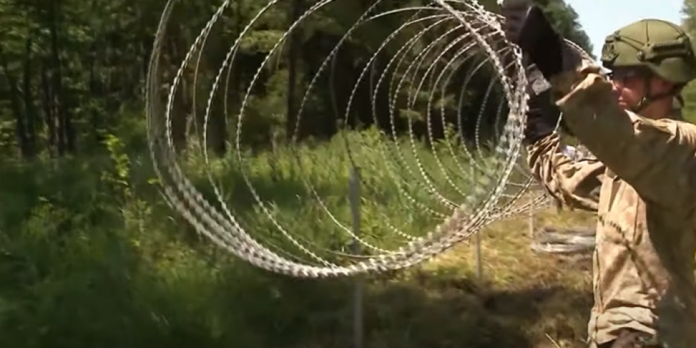 Латвия срочно достроит забор на границе, чтобы не проникли "гости" от Лукашенко