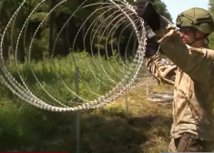 Латвия срочно достроит забор на границе, чтобы не проникли "гости" от Лукашенко