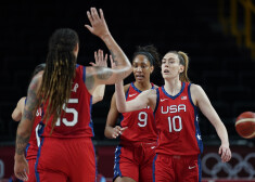 Serbijas un ASV basketbolistes kļūst par pirmajām olimpisko spēļu turnīra pusfinālistēm