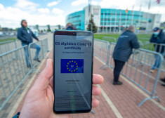 Pakalpojuma sniedzējam ir tiesības lūgt pakalpojuma saņēmēju apliecināt, ka tā ir persona, kurai ir sadarbspējīgs sertifikāts.