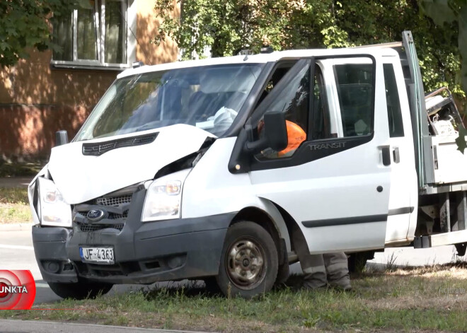 Более 30 человек попали в ДТП: троллейбус и грузовик "забыли" о новых знаках в Риге