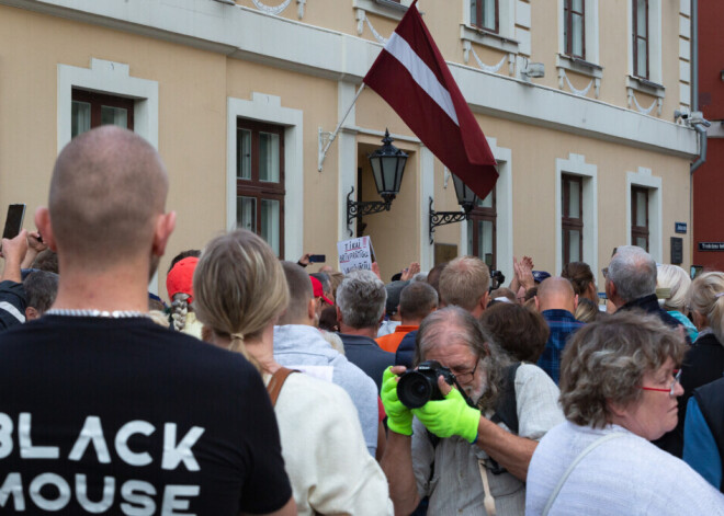 В Риге прошли протесты против "обязательной вакцинации": собралось более 1000 человек