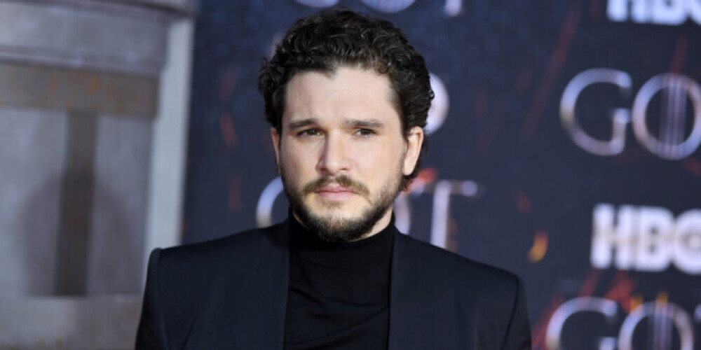 Кри́стофер Ке́йтсби (Кит) Ха́рингтон (англ. Christopher Catesby "Kit" Harington, род. 26 декабря 1986, Актон, Лондон) — английский актёр театра, кино и телевидения. Харингтон наиболее известен по роли Джона Сноу в телесериале HBO «Игра престолов»; роль принесла ему номинацию на прайм-таймовую премию «Эмми». В 2017 году он стал одним из самых высокооплачиваемых актёров телевидения, получая 1,1 миллион долларов за один эпизод «Игры престолов».