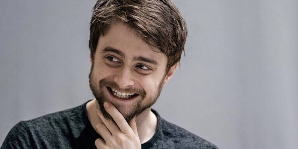 Дэ́ниел Дже́йкоб Рэ́дклифф (англ. Daniel Jacob Radcliffe; род. 23 июля 1989, Лондон, Англия, Великобритания) — английский актёр театра, кино и телевидения и продюсер.Известен как исполнитель роли Гарри Поттера в многолетней серии одноимённых фильмов, снятых по произведениям писательницы Джоан Роулинг. В 2009 году был занесён в Книгу рекордов Гиннесса как самый высокооплачиваемый актёр десятилетия. Получил именную звезду на голливудской Аллее славы в Калифорнии за вклад в киноискусство.