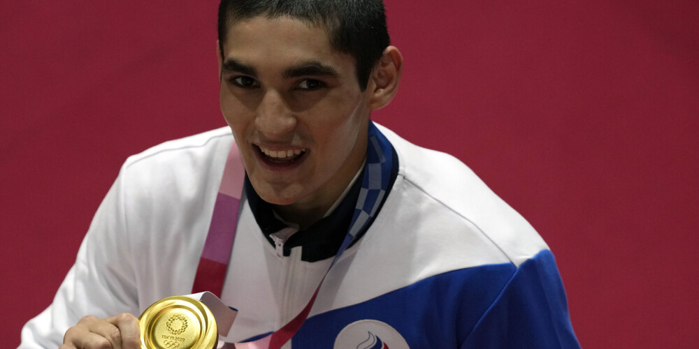 Krievs Batirgazijevs izcīna savai komandai pirmo Tokijas olimpisko spēļu zelta medaļu boksā