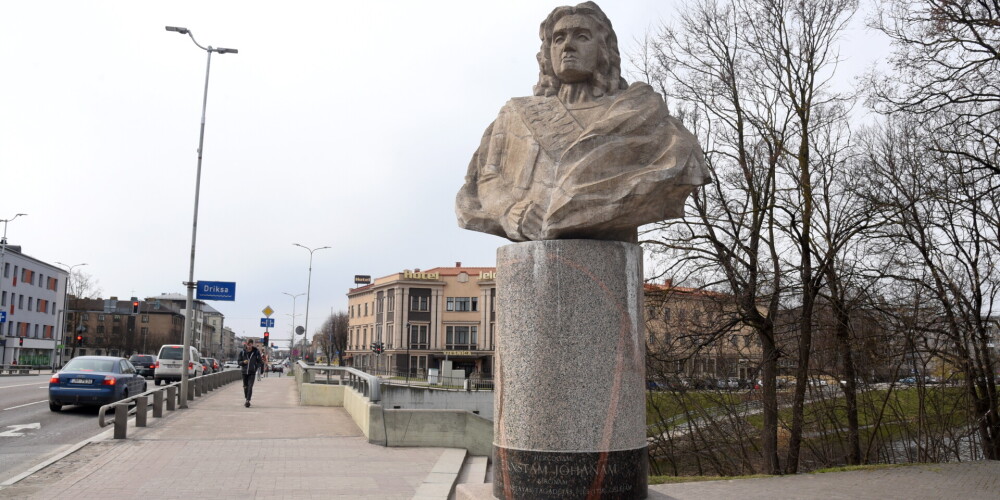 Piemineklis hercogam Ernstam Johanam Jelgavā.