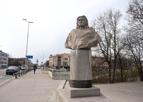 Piemineklis hercogam Ernstam Johanam Jelgavā.
