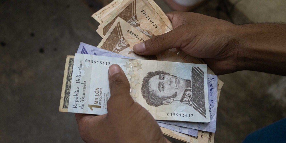 Venecuēla no savas valūtas svītros sešas nulles