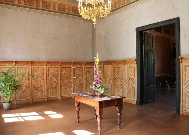 Alūksnes Jaunajā pilī pēc restaurācijas ir atklāti divi mūzikas saloni – Klavieru un Ērģeļu istabas.