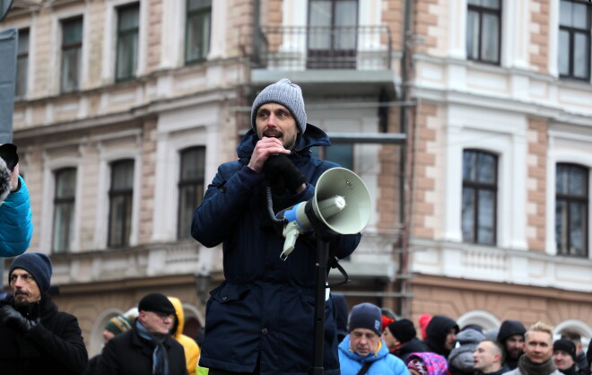 Antivakseru tribūns Jānis Pļaviņš protesta akcijā 12. decembrī Daugavmalā aizfantazējās līdz “vispasaules tribunāla” soģa lomai. Tagad viņš aizrunājies jau tik tālu, ka var notikt arī reāli uzbrukumi. 