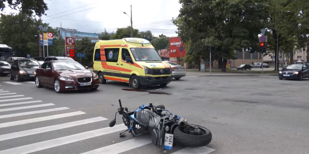 "Мигалка" не была включена: мотоцикл врезался в машину скорой помощи в Риге