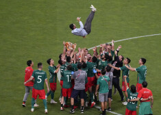 Meksikas futbolisti met gaisā galveno treneri Haimi Lozāno.