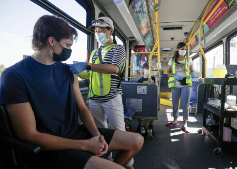 Vakcinācijas autobuss prāmju piestātnē Kanādā, Britu Kolumbijā.