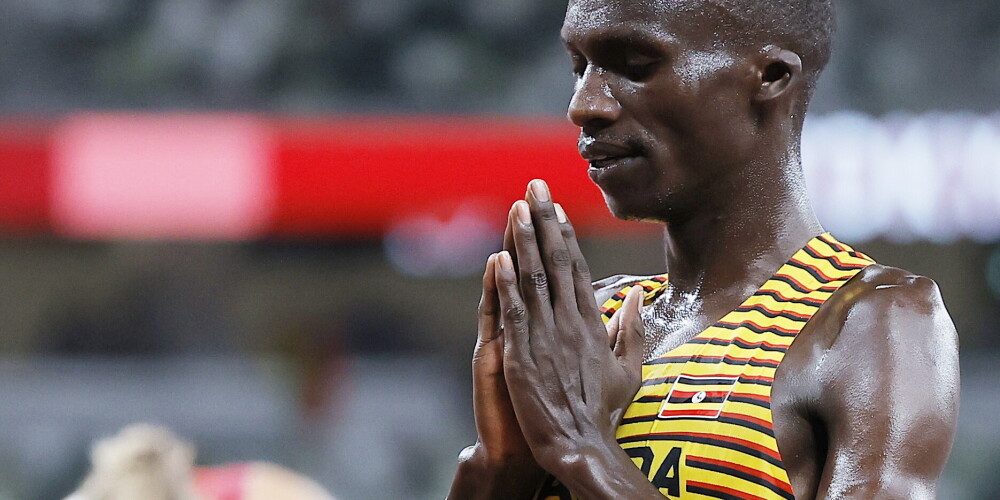 Ugandas skrējējs Čeptegei izcīna olimpisko zeltu 5000 metru distancē