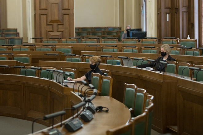 Lai arī pandēmijas laikā Saeimas sēžu zālē valdīja pamestības sajūta, daudzi deputāti apgalvo, ka šajā laikā regulāri devušies uz darbu Jēkaba ielas namā.