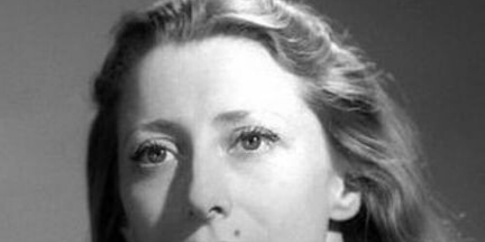 Ма́йя Миха́йловна Плисе́цкая (20 ноября 1925, Москва, СССР — 2 мая 2015, Мюнхен, Германия) — советская и российская балерина, балетмейстер, хореограф, киноактриса, прима-балерина Большого театра СССР в 1948—1990 годах. Герой Социалистического Труда (1985), народная артистка СССР (1959), лауреат Ленинской премии (1964). Кавалер трёх орденов Ленина (1967, 1976, 1985) и полный кавалер ордена «За заслуги перед Отечеством». Представительница театральной династии Мессерер—Плисецких. Считается одной из величайших балерин XX века.