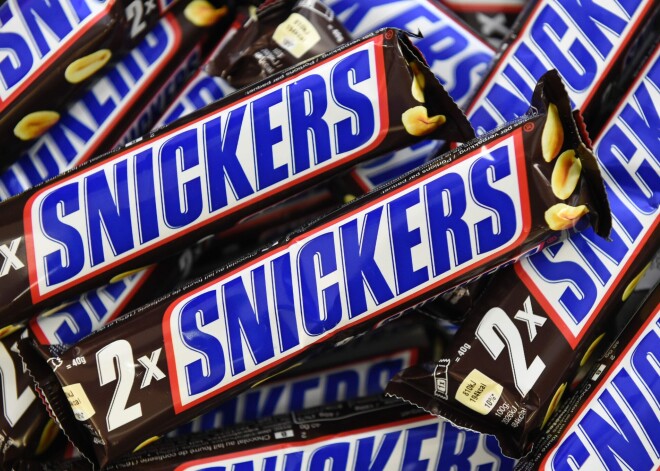 "Snickers" Spānijā pēc smagas kritikas par homofobiju atsauc kontroversālo reklāmu