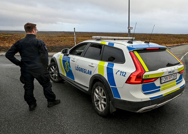 Islandē kāds iereibis vīrietis atrasts guļam Covid-19 atkritumos, policija viņu nogādājusi karantīnā