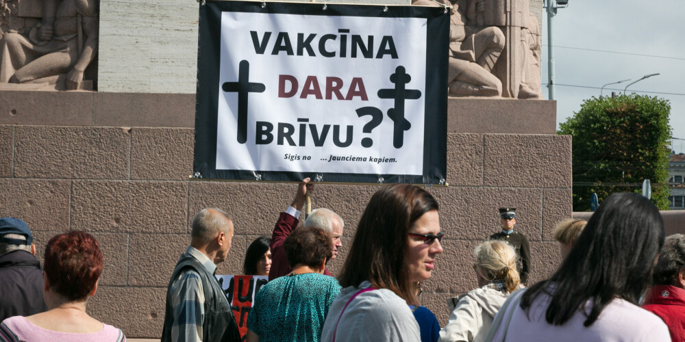 FOTO: Rīgā protestē pret homoseksuālismu un vakcīnām