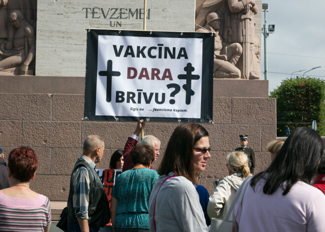 FOTO: Rīgā protestē pret homoseksuālismu un vakcīnām