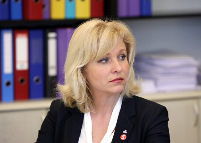 Deputāte Ločmele rosina vakcinācijas likumprojektā attiekties no laika ierobežojuma bērna barošanai pēcdzemdību periodā