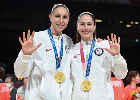 Vienīgās pieckārtējās olimpiskās čempiones basketbolā - ASV sieviešu basketbola leģendas Daiena Taurasi un Sjū Bērda.