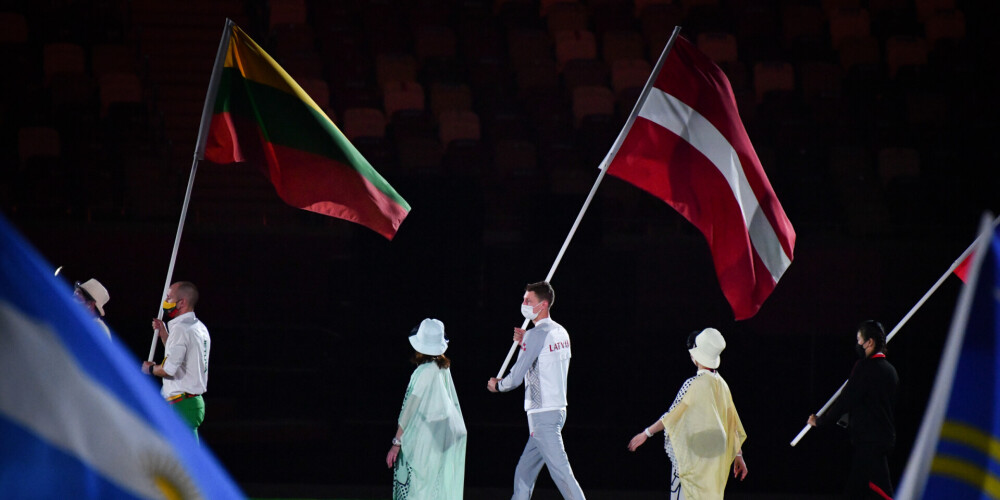 Latvijas karogu noslēguma ceremonijā nesa modernās pieccīņas pārstāvis Pāvels Švecovs.