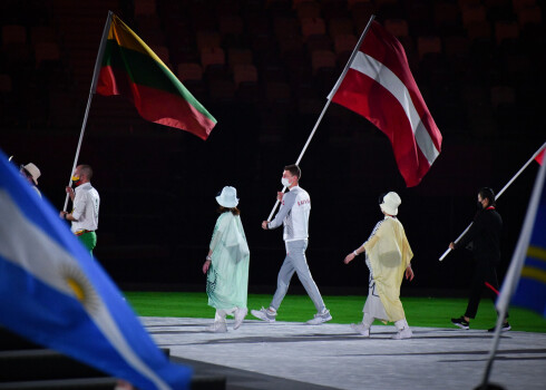 Latvijas karogu noslēguma ceremonijā nesa modernās pieccīņas pārstāvis Pāvels Švecovs.
