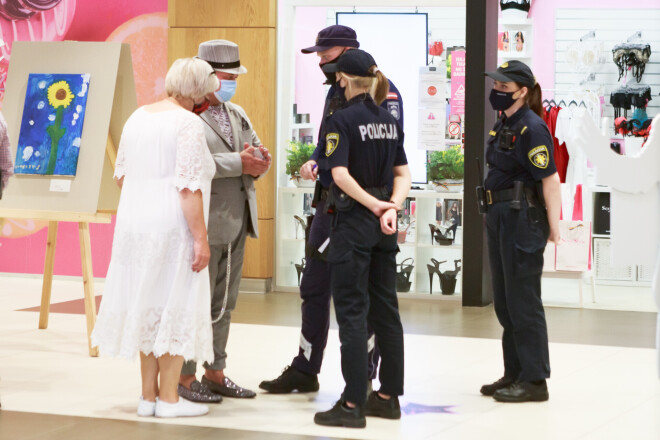 Operdziedātājs tika informēts, ka priekšā protokola izrakstīšana un naudas sods. Un, protams, nelīdzēja nedz skaidrojums, ka sejas aizsargmaska nav pār degunu un muti šampanieša dēļ, nedz dokumentēta apliecinājuma par vakcinēšanās faktu uzrādīšana. Likumsargi palika pie sava – ja noteikums pārkāpts, jāmaksā sods!