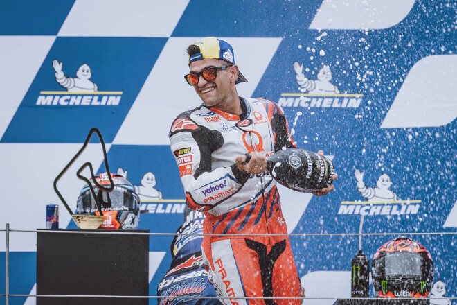 Pasaules motošosejas čempionāta prestižākās "MotoGP" klases debitants Horhe Martins no Spānijas svētdien izcīnīja uzvaru Štīrijas "Grand Prix".