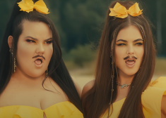 Кадр из клипа Moustache