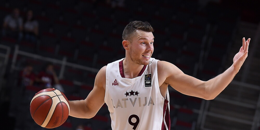 Latvijas basketbolisti PK priekškvalifikācijas otrajā spēlē grūtā cīņā uzvar Baltkrieviju