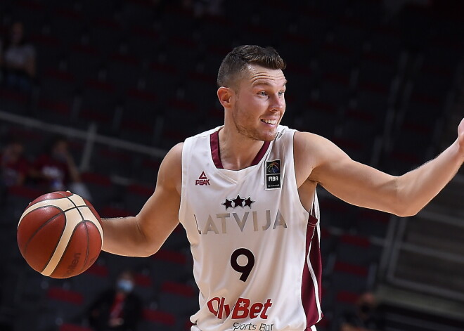 Latvijas basketbolisti PK priekškvalifikācijas otrajā spēlē grūtā cīņā uzvar Baltkrieviju