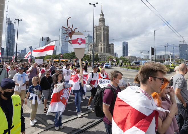 Varšavā simtiem cilvēku protestē pret represijām Baltkrievijā