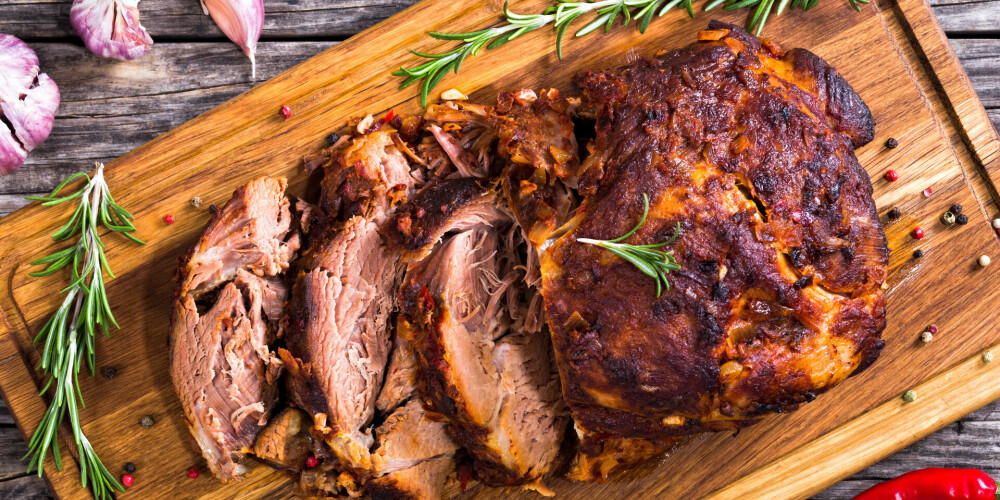 Cūkas karbonādes cepetis ar garšaugu garoziņu