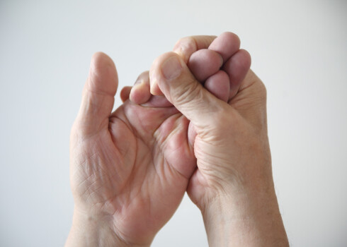 Ko darīt, ja tirpst pirksti? Atbild neiroloģe