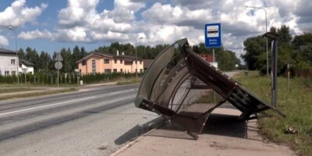 ДТП в Олайнском крае: водитель врезался в фонарный столб и автобусную остановку