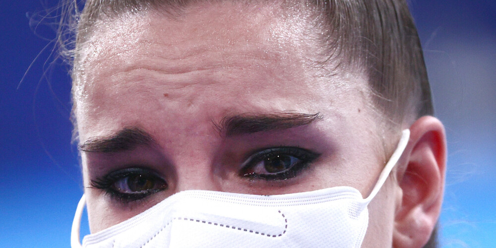 Дина Алексеевна Аве́рина (род. 13 августа 1998, Заволжье, Нижегородская область) — российская спортсменка. Серебряный призёр Олимпийских игр в Токио (2020), 13-кратная чемпионка мира (2017, 2018, 2019), в том числе трехкратная абсолютная чемпионка мира (2017, 2018, 2019), трёхкратная чемпионка Европейских игр (2019), в том числе абсолютная, 10-кратная чемпионка Европы (2017, 2019, 2021), двукратная абсолютная чемпионка России (2017, 2018). Заслуженный мастер спорта.У неё есть сестра-близнец Арина Аверина, также выступающая за сборную России по художественной гимнастике, а также старшая сестра Полина Аверина, в настоящее время тренер по художественной гимнастике