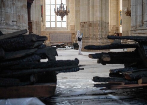 Nantes katedrāle gadu pēc ugunsgrēka. 