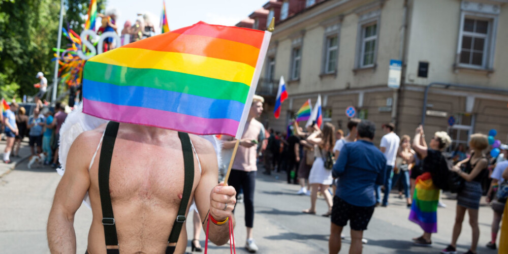"Менять пол - это круто": геи и лесбиянки пристают к детям с разговорами в рижском парке