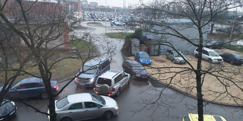 Privāta brauktuve Rīgā apdraud iedzīvotāju drošību, Satiksmes departaments bezspēcīgs
