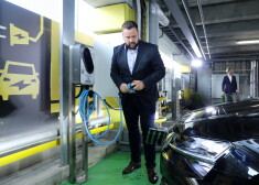 Ekonomikas ministrs Jānis Vitenbergs AS "Latvenergo" jaunā tirdzniecības zīmola "Elektrum" uzlādes stacijas atklāšanas pasākuma laikā pie tirdzniecības centra "Spice".