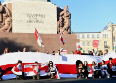 Baltkrievijas politieslodzīto atbalstam veltītās akcijas dalībnieki gājiena noslēgumā pie Brīvības pieminekļa.