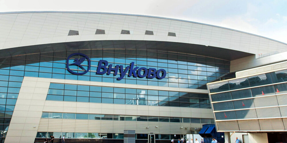 Аэропорт Вну́ково имени А. Н. Туполева — международный аэропорт федерального значения, один из четырёх основных аэропортов Москвы и Московской области.Обслуживает главным образом рейсы по России, низкобюджетные и чартерные рейсы авиакомпаний группы «Аэрофлот» (но не рейсы самого «Аэрофлота»), а также некоторые международные рейсы в пределах Европы и СНГ. C момента открытия наделён правом принимать воздушные суда высших должностных лиц СССР и России, а также глав иностранных государств и правительств, прибывающих в страну.