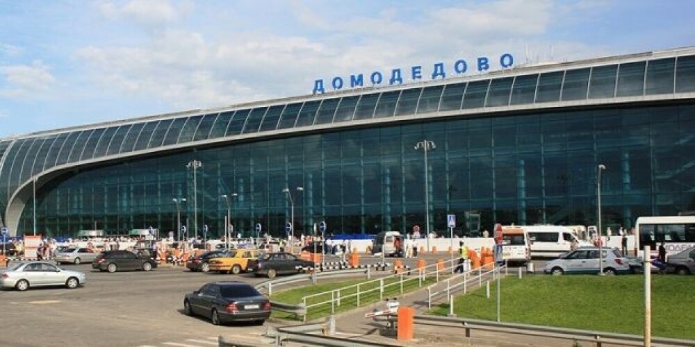 Международный аэропорт Домоде́дово имени М. В. Ломоносова — международный аэропорт федерального значения, один из четырёх основных аэропортов Москвы и Московской области, второй по объёму пассажиропотока в РФ. Расположен на границе городского округа Домодедово и Раменского района Московской области, в 45 километрах к юго-востоку от центра Москвы, в 22 километрах от МКАД. Официальное название — «Москва (Домодедово)» имени Михаила Ломоносова.Обслуживает регулярные рейсы по России, также в Европу, Азию и Африку и является вторым по величине пассажиропотока российским аэропортом после Шереметьево, является московским хабом глобального альянса Oneworld и в частности второй по величине пассажиропотока авиакомпании России — S7 Airlines. Входит в двадцатку самых загруженных аэропортов Европы.