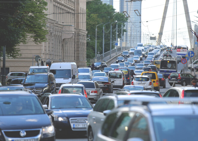 Uz Vanšu tilta plāno atstāt tikai vienu auto joslu katrā virzienā