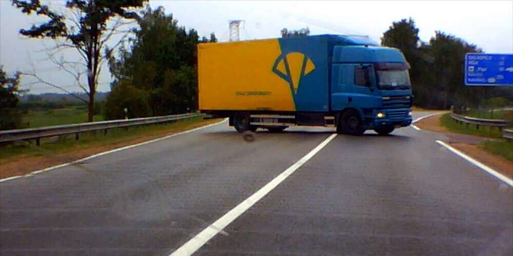 Конфликт на дороге в Саласпилсе: водитель грузовика совершил опасный маневр и получил по лицу