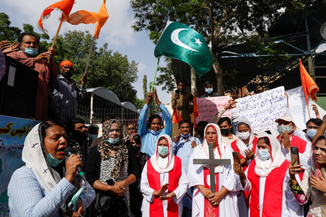 Hindu un kristiešu kopienas protestā, nosodot uzbrukumu hindu templim.